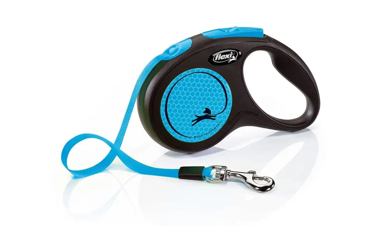 En svart och blå Flexi Xtreme rullkoppel med ett hundmotiv. Perfekt för äventyr med din fyrbenta vän.