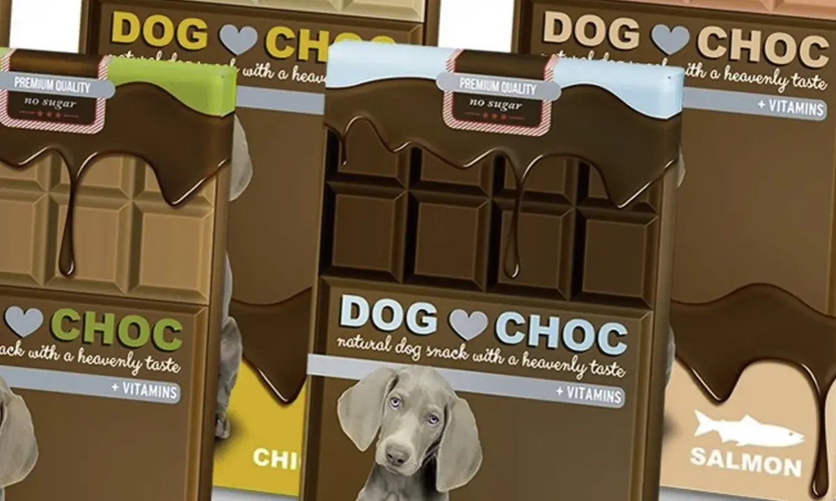Choklad hund-godis i form av en chokladkaka. Flera förpackningar syns, med hundvalpar på.