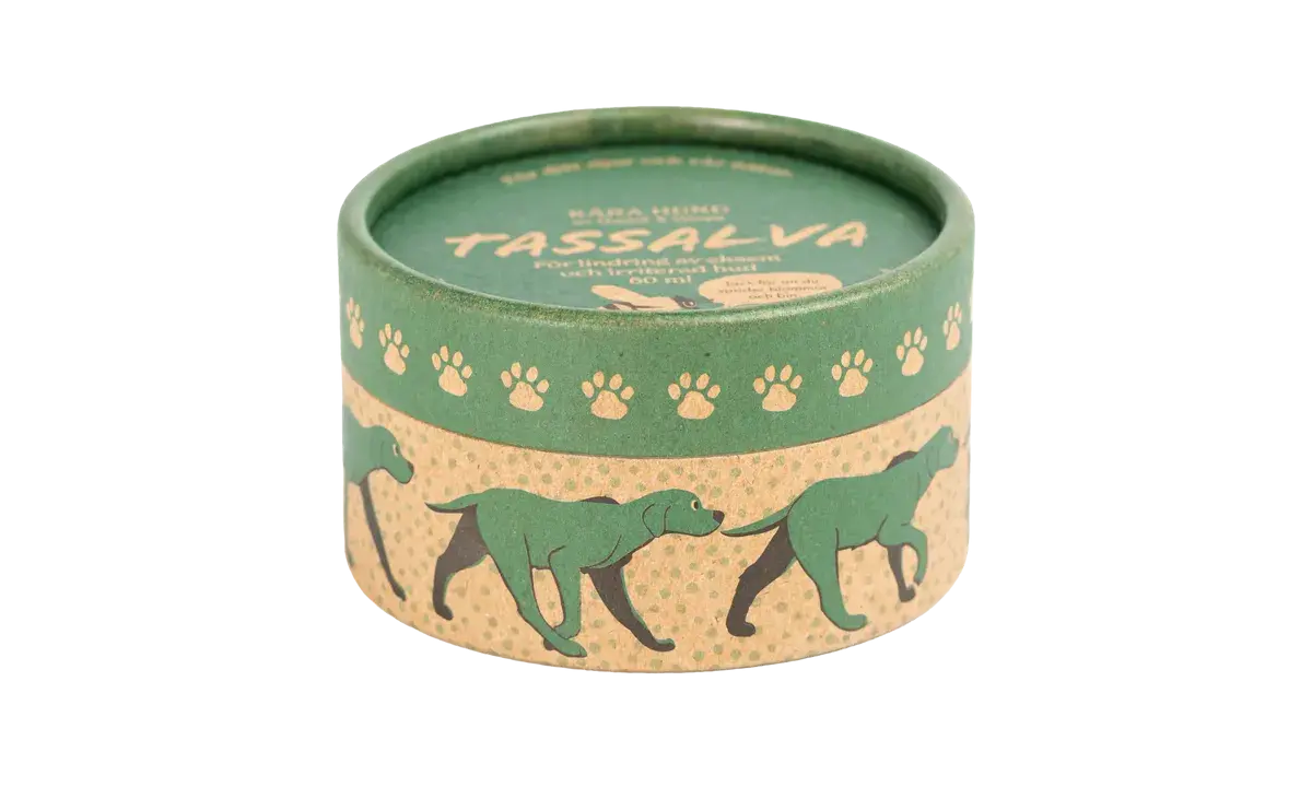 Grön burk med texten "Tassalva" och hundmotiv. En salva för hundens tassar, perfekt för att lindra eksem och irriterad hud.