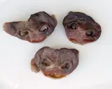 Torkade grisnäsor, perfekta att laga mat till hund. En naturlig och tuggvänlig godsak.