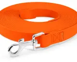 Ett orange hundkoppel på 10 meter, rullat och med en silverfärgad karbinhake. Perfekt för långa promenader med din hund.