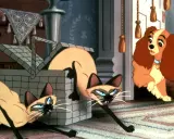 Lady, en söt hund, möter två busiga siameskatter som klättrar ur en korg. En klassisk scen med lady och lufsen ras.