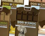 Choklad hund-godis i form av en chokladkaka. Flera förpackningar syns, med hundvalpar på.