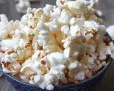 En skål med fluffig popcorn, perfekt för en mysig filmkväll. En popcorn hund skulle älska detta!