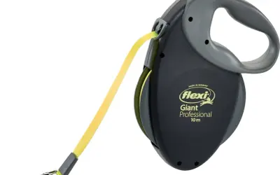Ett svart och grått flexikoppel band med gul detalj och metallhake. Perfekt för stora hundar.
