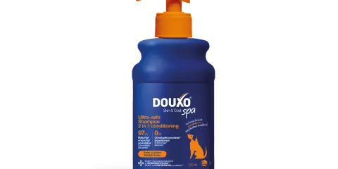 DOUXO® Ultra-safe Shampoo 2 in 1 conditioning för hund. En hudvänlig formula som hjälper till att reda ut pälsen och bibehålla hundens ph balans.