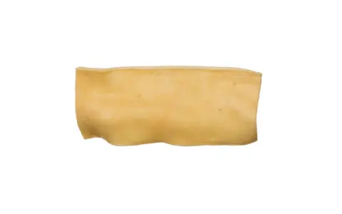 En bit ljusgul, böjd tuggpinne för hundar, liknande en tjock rauh älgchips.