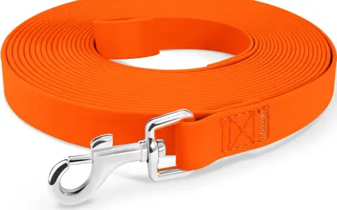Ett orange hundkoppel på 10 meter, rullat och med en silverfärgad karbinhake. Perfekt för långa promenader med din hund.