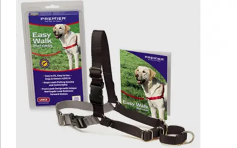 En hundsele och koppel från EzyDog. En gul labrador på förpackningen visar hur selen fungerar.