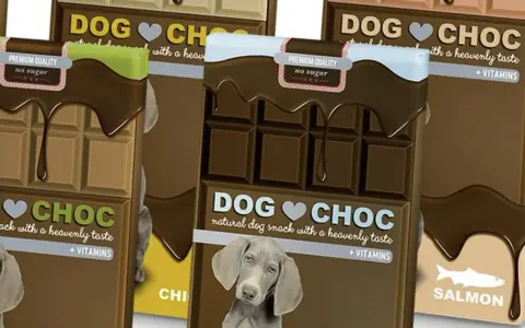 Choklad hund-godis i form av en chokladkaka. Flera förpackningar syns, med hundvalpar på.