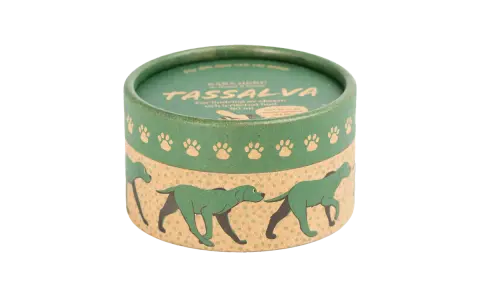 Grön burk med texten "Tassalva" och hundmotiv. En salva för hundens tassar, perfekt för att lindra eksem och irriterad hud.