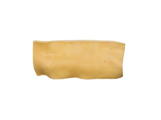 En bit ljusgul, böjd tuggpinne för hundar, liknande en tjock rauh älgchips.