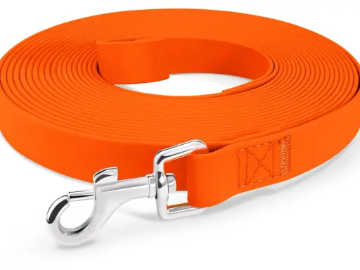 Ett orange hundkoppel på 10 meter, rullat och med en silverfärgad karbinhake. Perfekt för långa promenader med din hund.