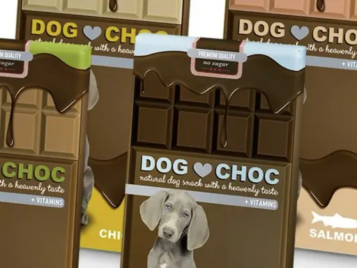 Choklad hund-godis i form av en chokladkaka. Flera förpackningar syns, med hundvalpar på.