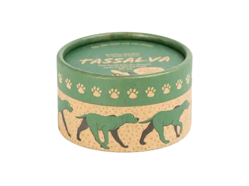 Grön burk med texten "Tassalva" och hundmotiv. En salva för hundens tassar, perfekt för att lindra eksem och irriterad hud.