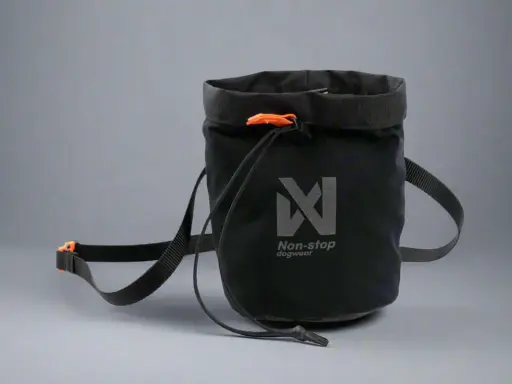 Svart belöningsväska hund med orange detaljer och Non-stop dogwear-logga. Perfekt för träning och promenader.