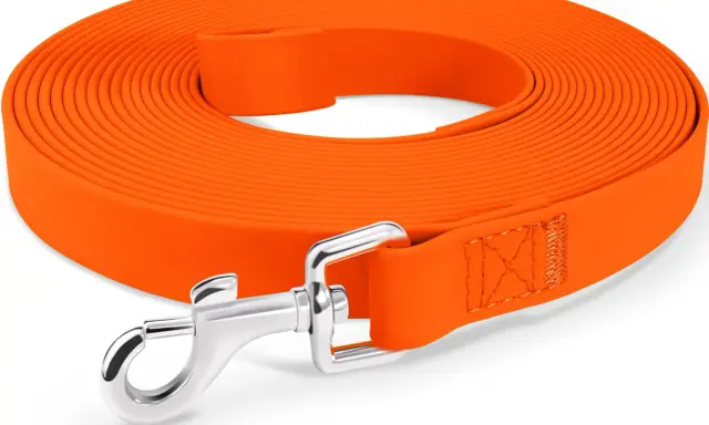 Ett orange hundkoppel på 10 meter, rullat och med en silverfärgad karbinhake. Perfekt för långa promenader med din hund.