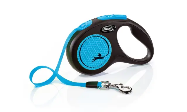 En svart och blå Flexi Xtreme rullkoppel med ett hundmotiv. Perfekt för äventyr med din fyrbenta vän.