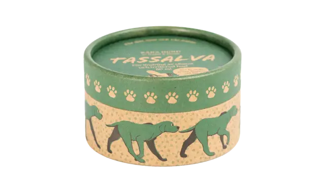 Grön burk med texten "Tassalva" och hundmotiv. En salva för hundens tassar, perfekt för att lindra eksem och irriterad hud.