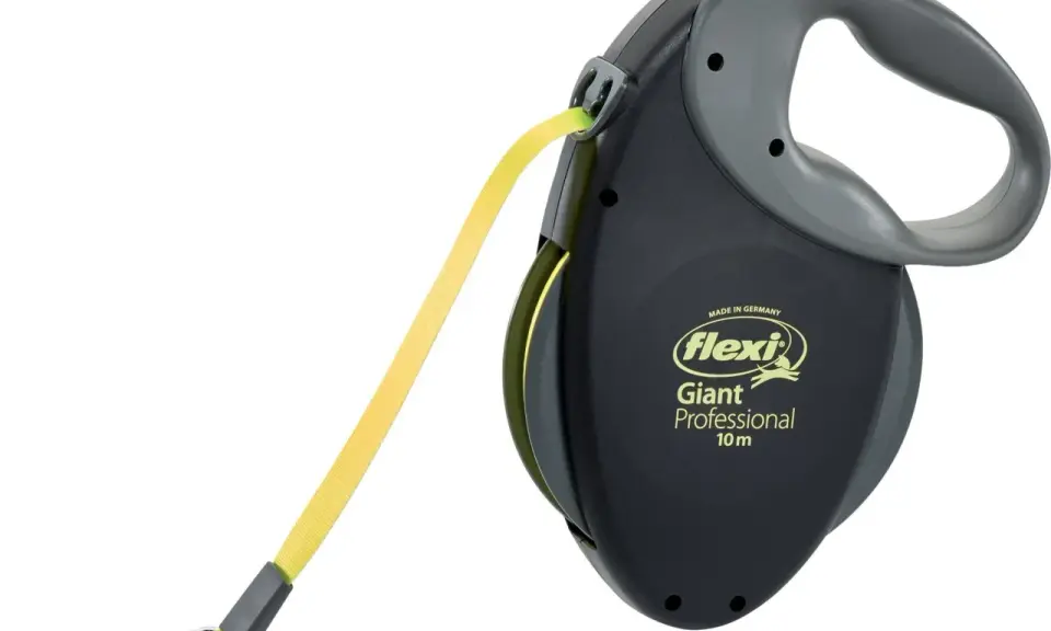 Ett svart och grått flexikoppel band med gul detalj och metallhake. Perfekt för stora hundar.