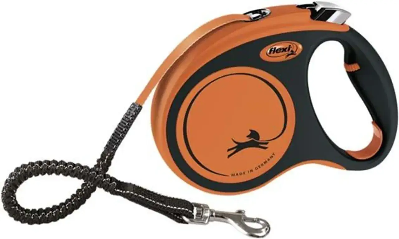 Flexi Giant koppel i orange och svart, perfekt f&ouml;r stora hundar som beh&ouml;ver utrymme att utforska.