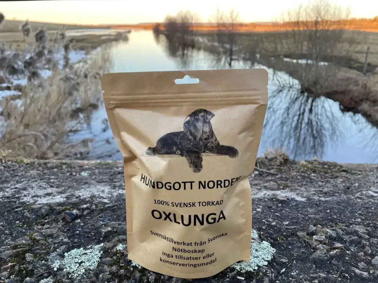Hundgodisp&aring;se med torkad n&ouml;tlunga, 100% svensk n&ouml;tboskap, utan tillsatser. Vacker svensk natur i bakgrunden.