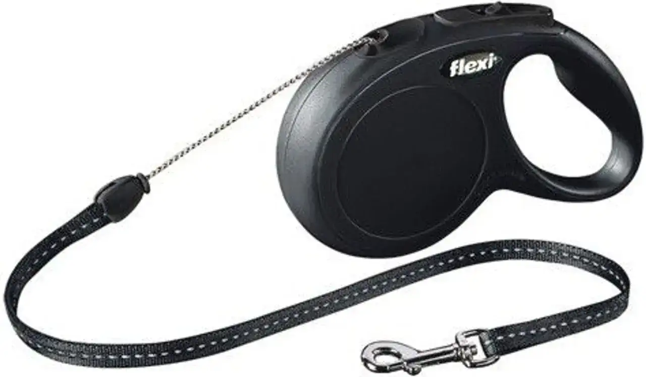 Svart flexikoppel band med metallhake, redo f&ouml;r promenader med din hund.