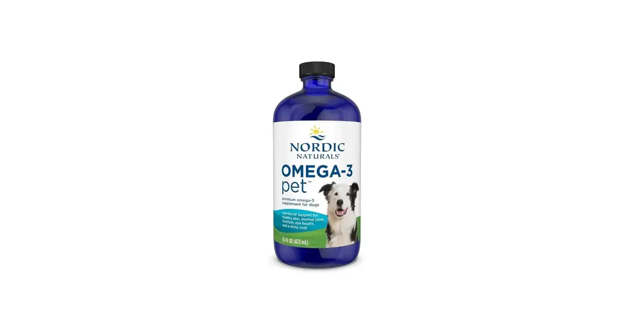 Bl&aring; flaska med Nordic Naturals Omega-3 Pet, en fiskolja f&ouml;r hundar som ger n&auml;ring f&ouml;r hud, leder och &ouml;gon.